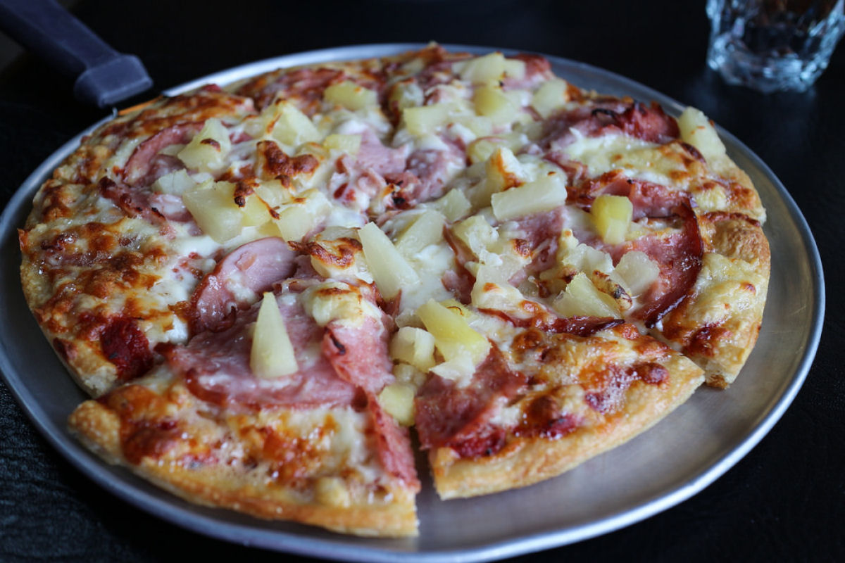 A verdadeira origem da pizza mais polmica da histria: a havaiana
