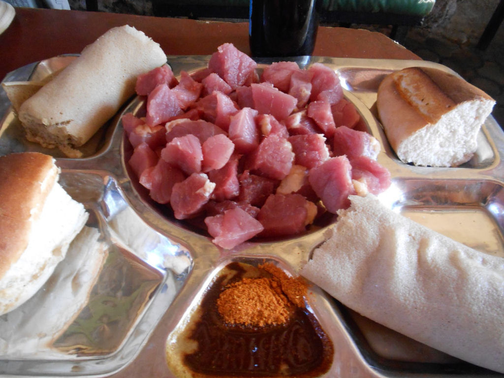 O bizarro costume de comer carne crua na Etiópia