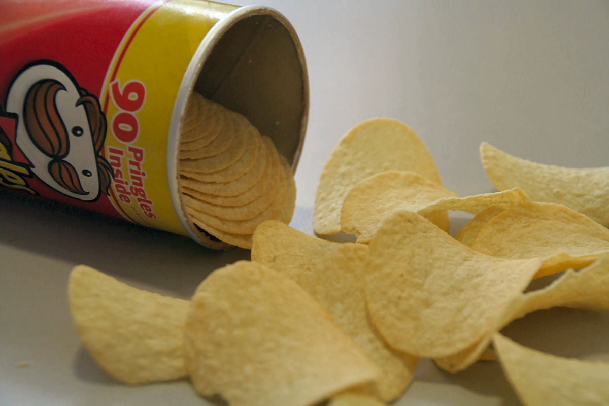 Por que a Pringles decidiu colocar suas batatas fritas em latas