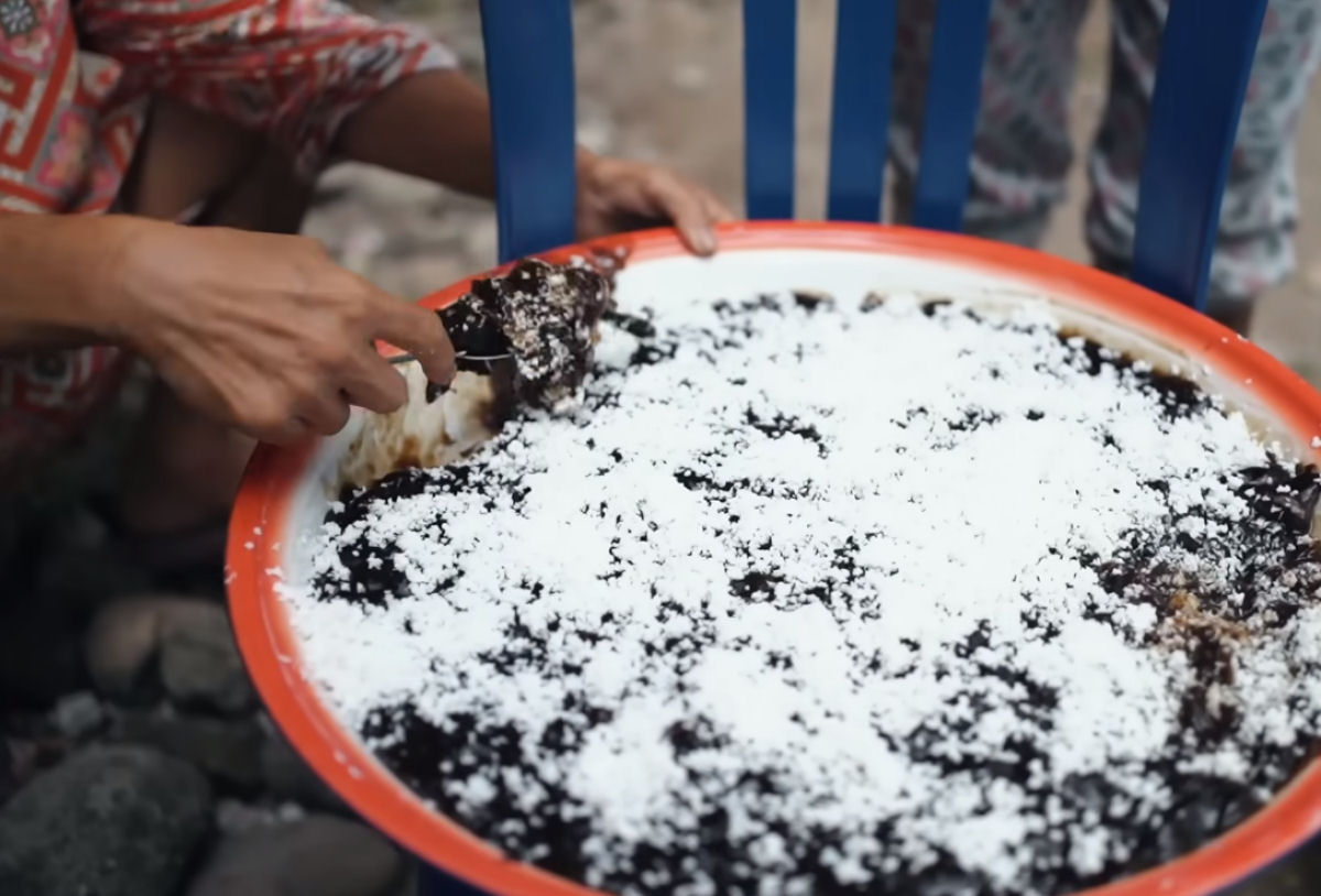 Como as pessoas preparam o sagu artesanal em um vilarejo remoto da Indonsia