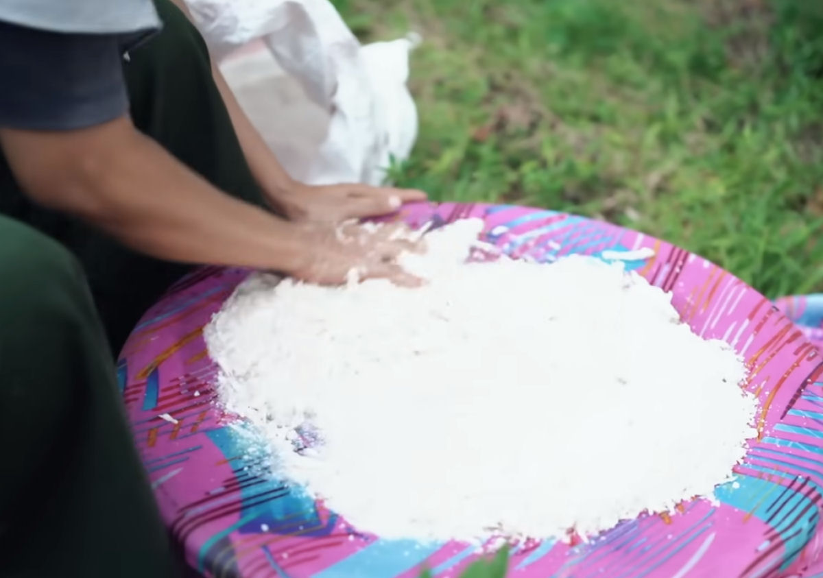 Como as pessoas preparam o sagu artesanal em um vilarejo remoto da Indonsia