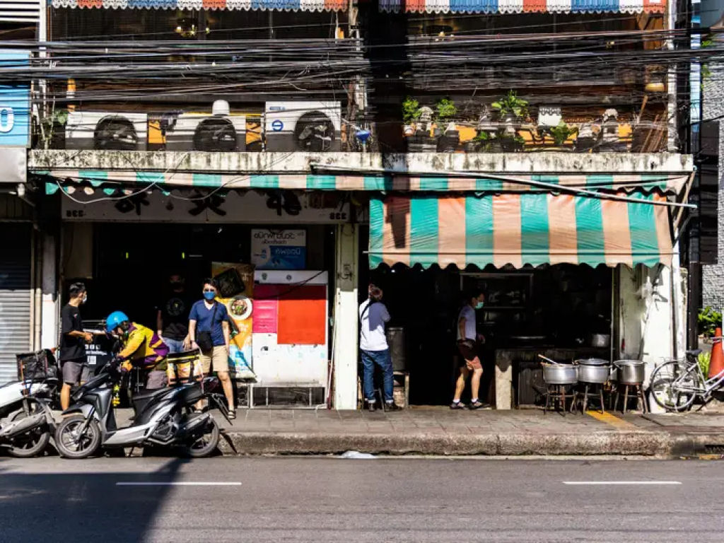 Em Bangkok h um restaurante que mantm cozinhando uma sopa de carne de cabra faz 51 anos