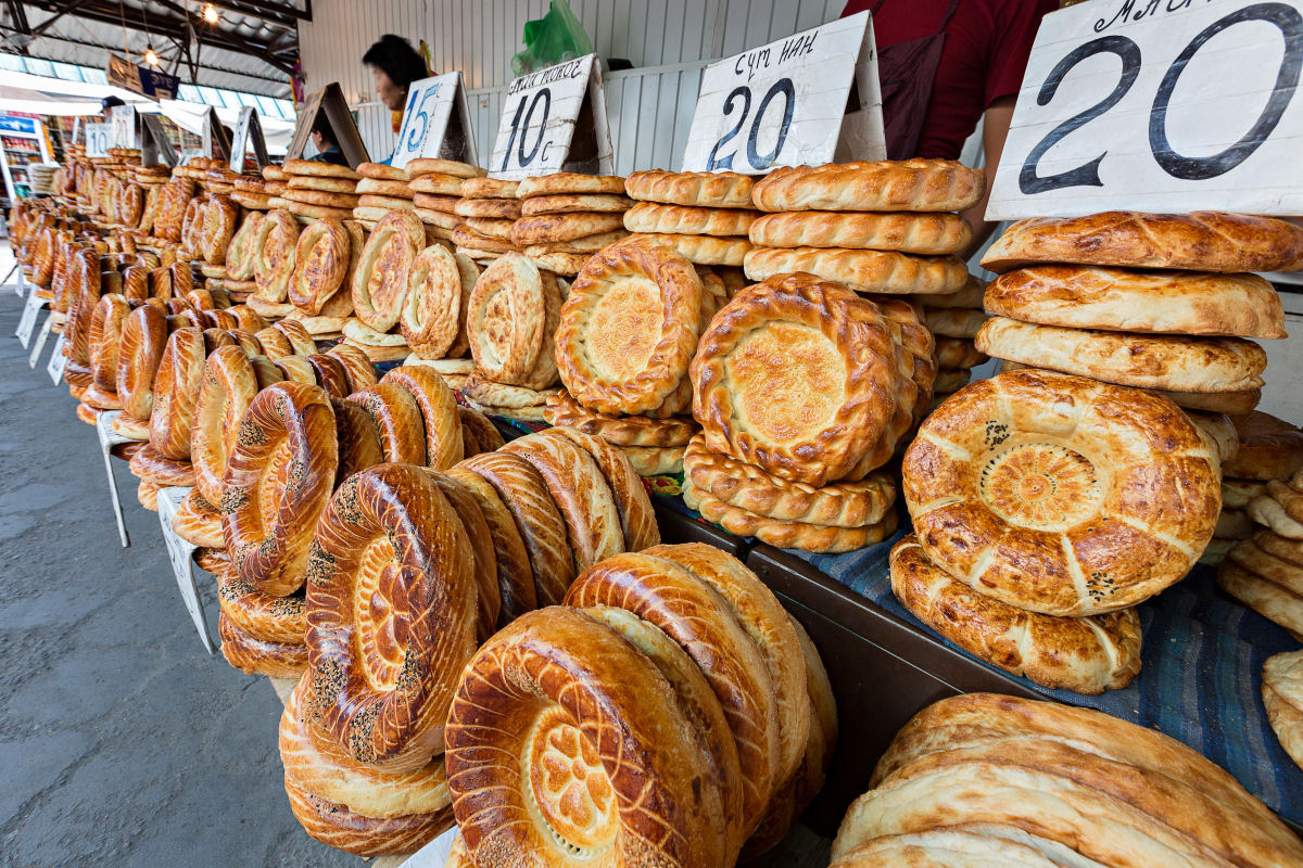 Padeiros do Uzbequisto mostram como fazem lindos pes de tandoor