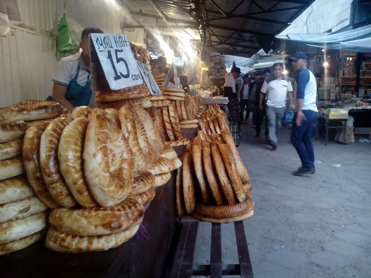 Padeiros do Uzbequisto mostram como fazem lindos pes de tandoor