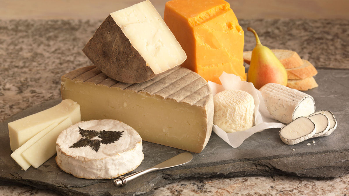 Como cortar e servir diferentes queijos de maneira adequada