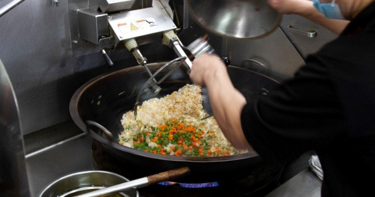 Wok robtica cozinha arroz frito automaticamente