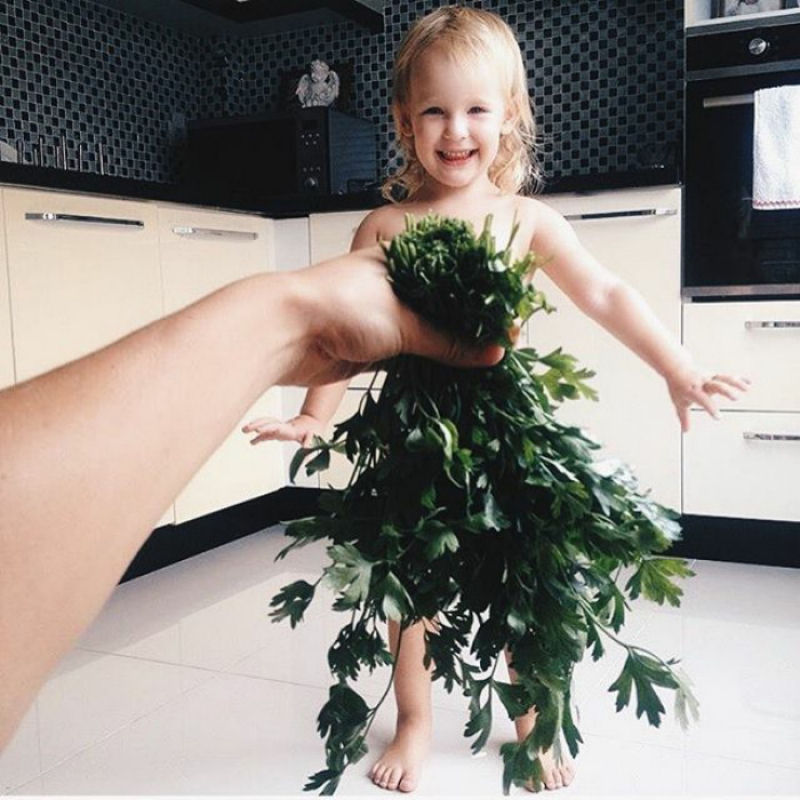 Mãe veste a filha com flores e comida usando a perspectiva forçada e conquista a internet 25