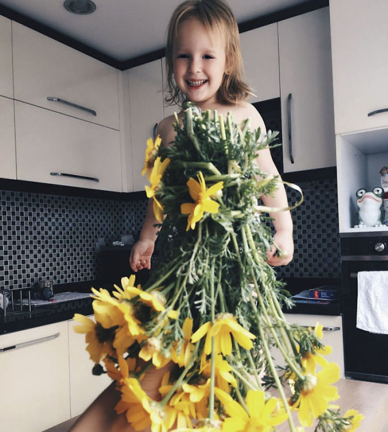 Mãe veste a filha com flores e comida usando a perspectiva forçada e conquista a internet 26