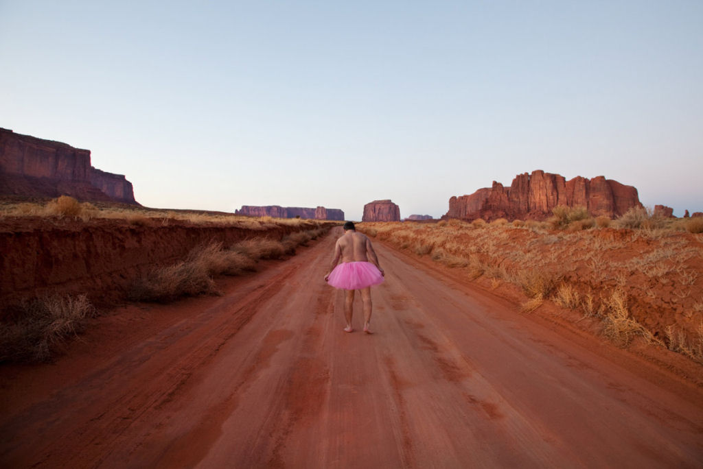 Fotgrafo peludo faz autorretratos de tutu rosa por uma causa nobre 08