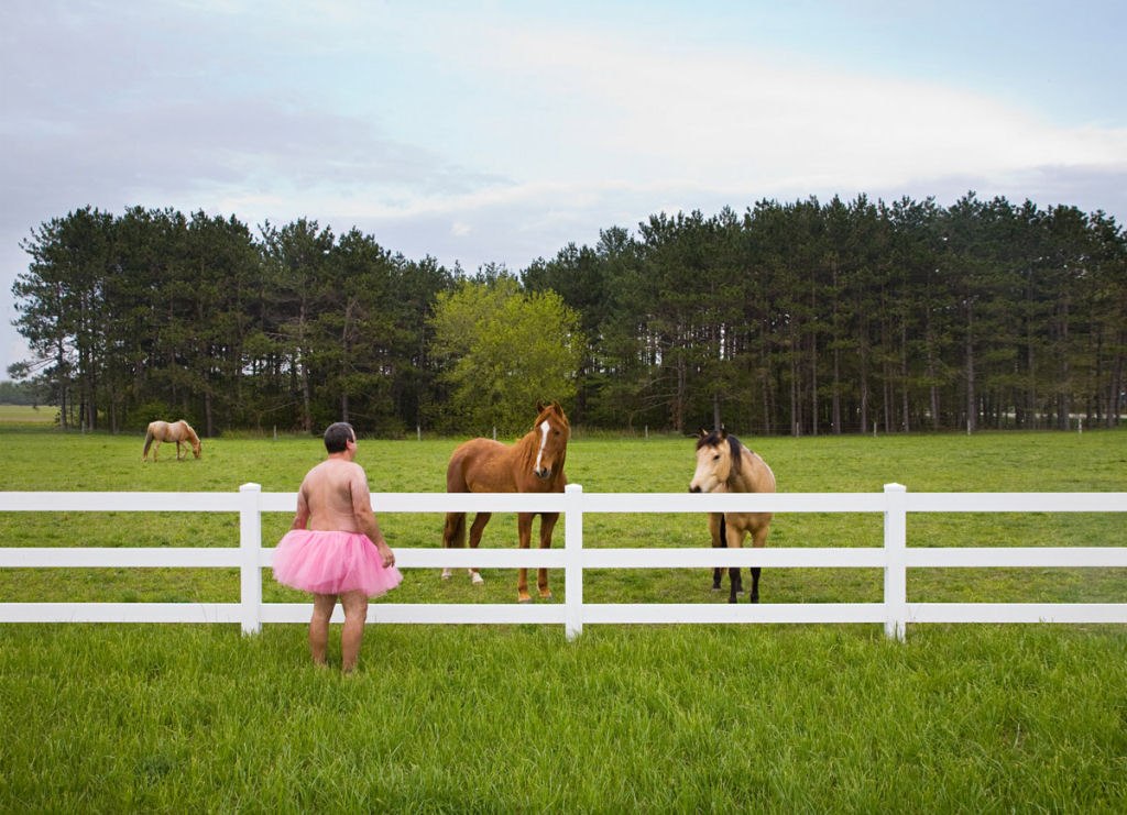 Fotgrafo peludo faz autorretratos de tutu rosa por uma causa nobre 09