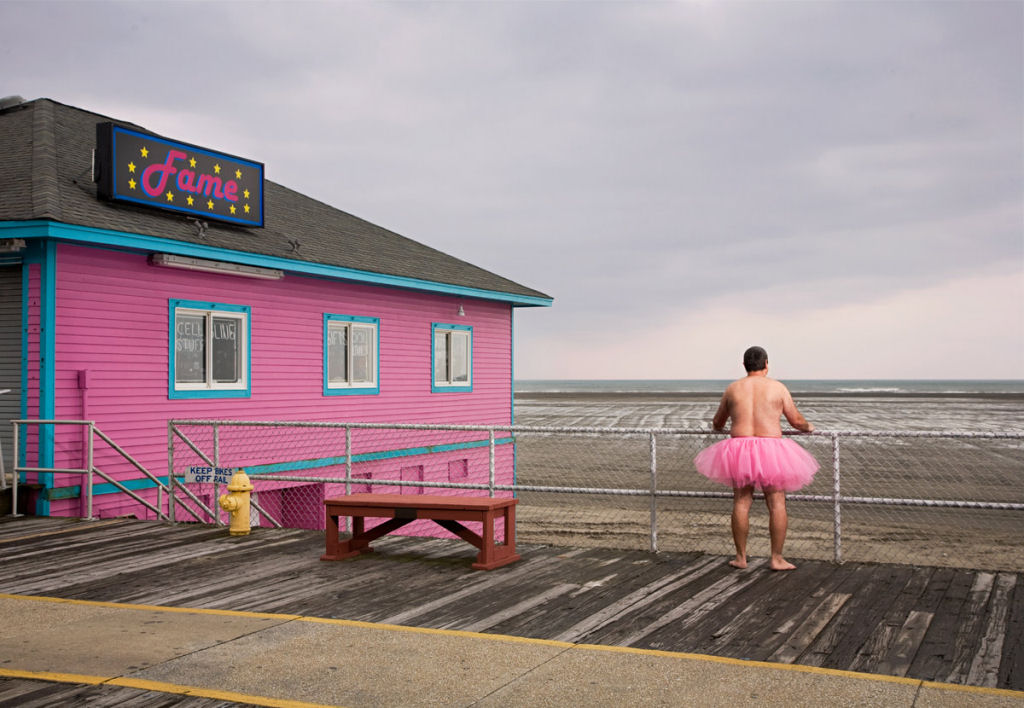 Fotgrafo peludo faz autorretratos de tutu rosa por uma causa nobre 14