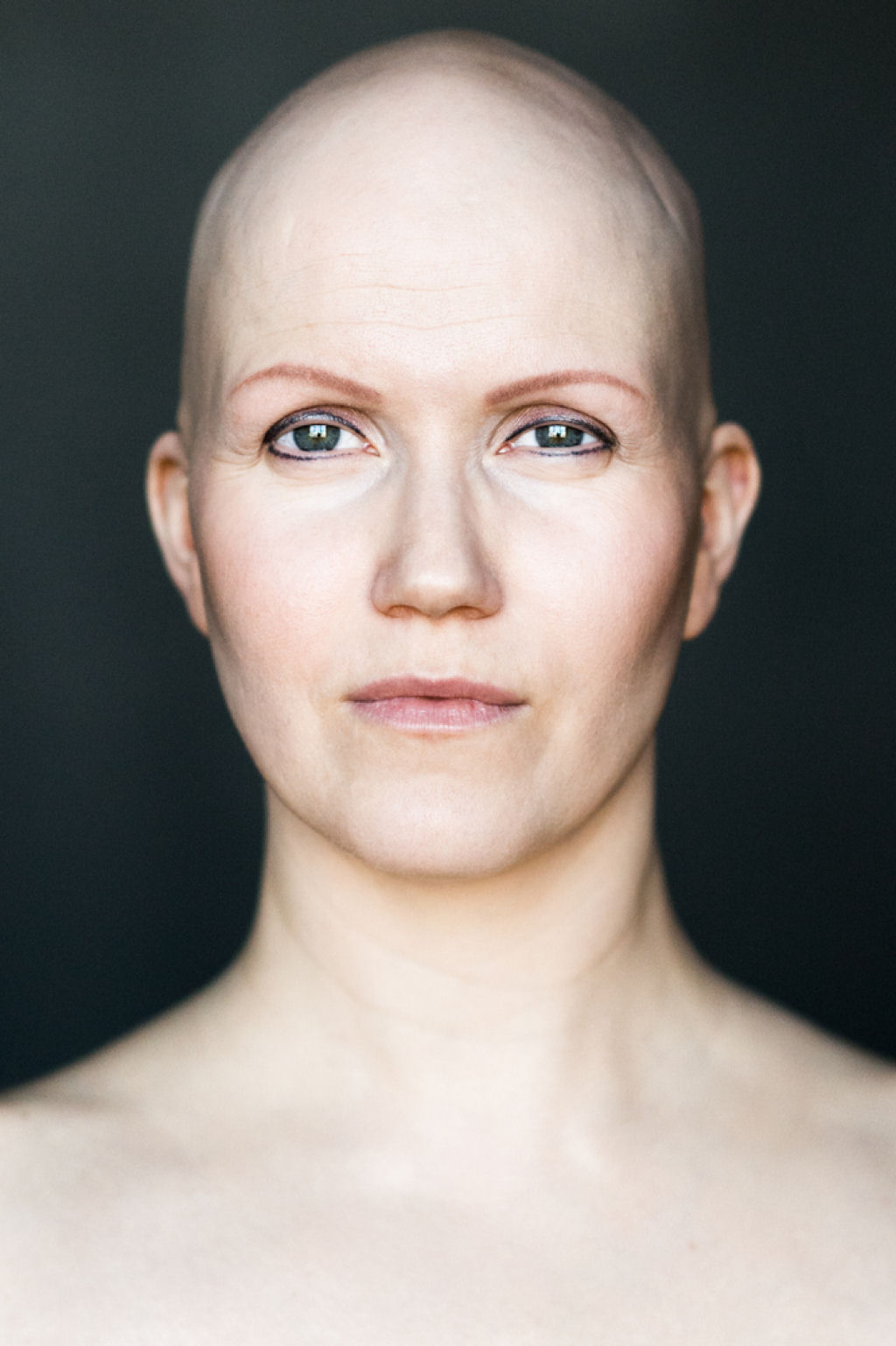 7 retratos impressionantes de mulheres com alopecia redefinem a feminilidade 05