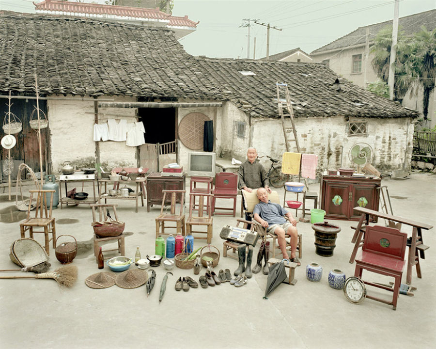Famlias chinesas com todas as suas coisas em uma nica foto por Huang Qingjun 07