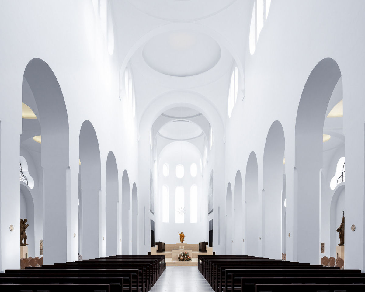 Espaços Sagrados: os grandes interiores de igrejas modernas na Europa e Japão 10