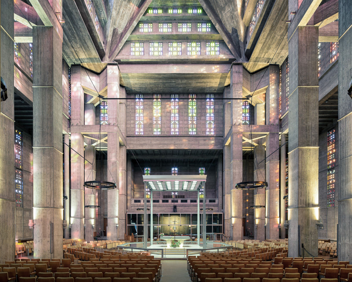Espaços Sagrados: os grandes interiores de igrejas modernas na Europa e Japão 15