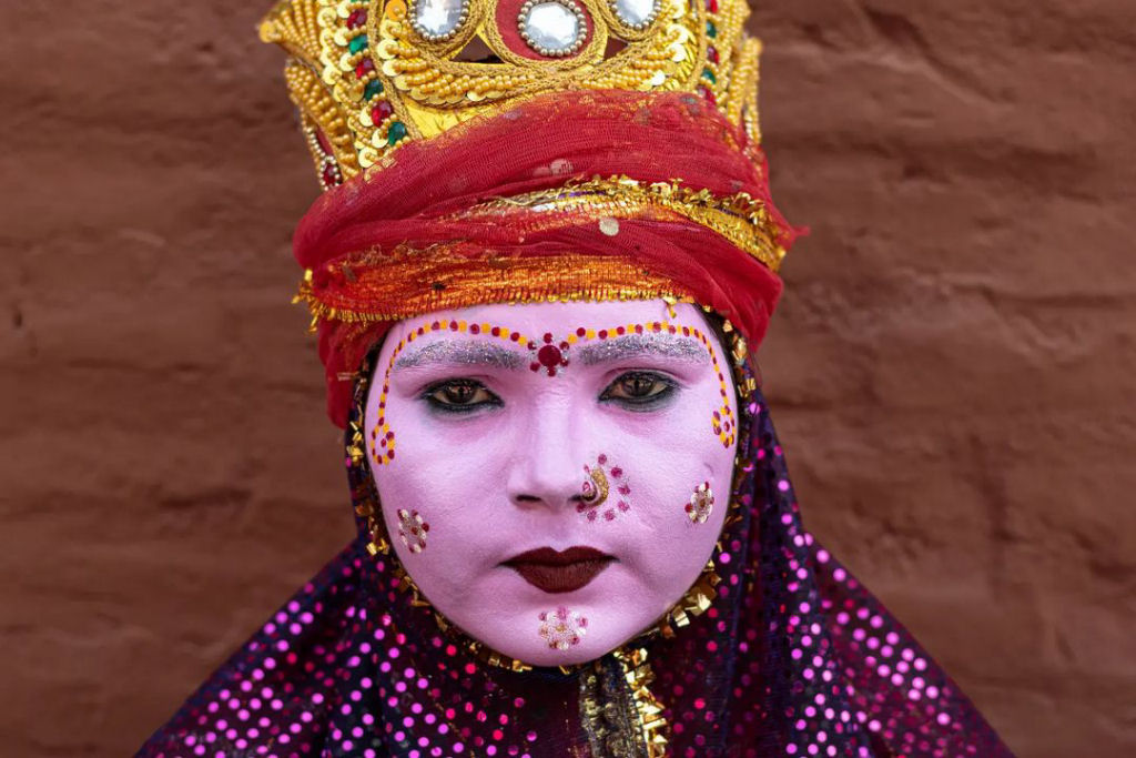 Retratos capturam os rostos coloridos de peregrinos durante um importante festival hindu 03