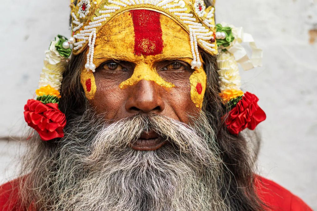 Retratos capturam os rostos coloridos de peregrinos durante um importante festival hindu 06
