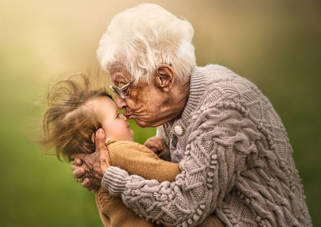 Fotógrafa indiana imortaliza netos com seus avôs por um triste motivo 01