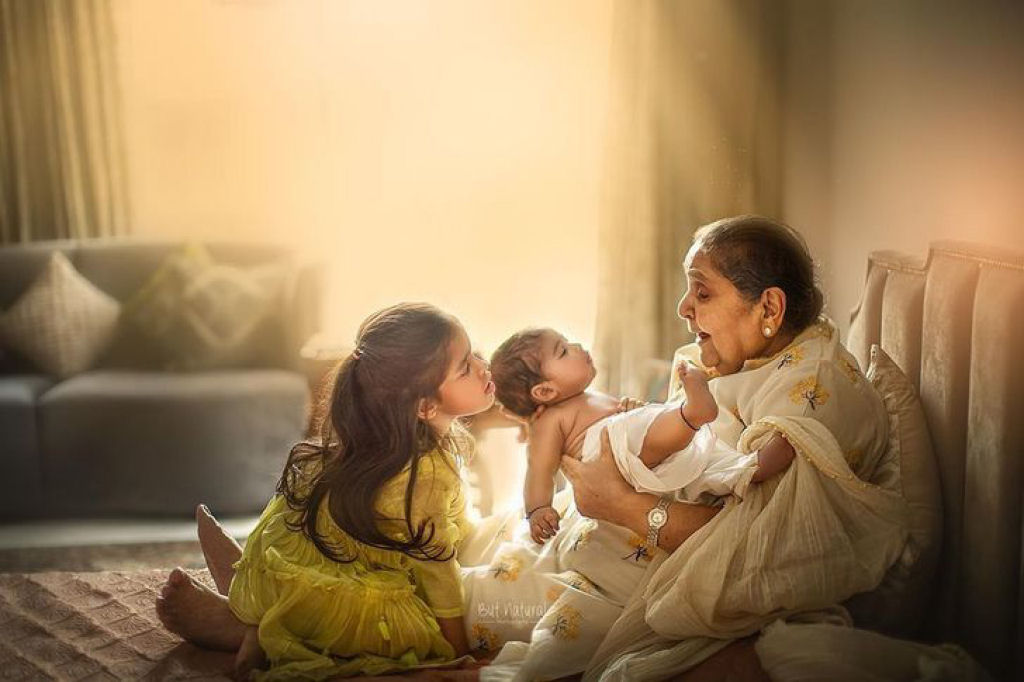 Fotógrafa indiana imortaliza netos com seus avôs por um triste motivo 15