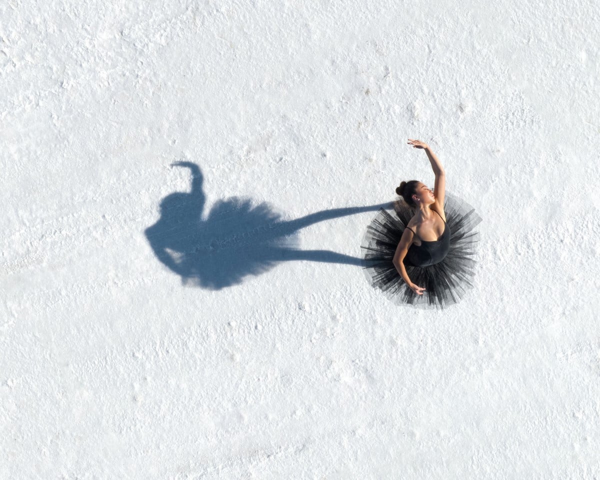 Bailarina representa 'Lago dos cisnes' contra o cenário dramático de salinas 01