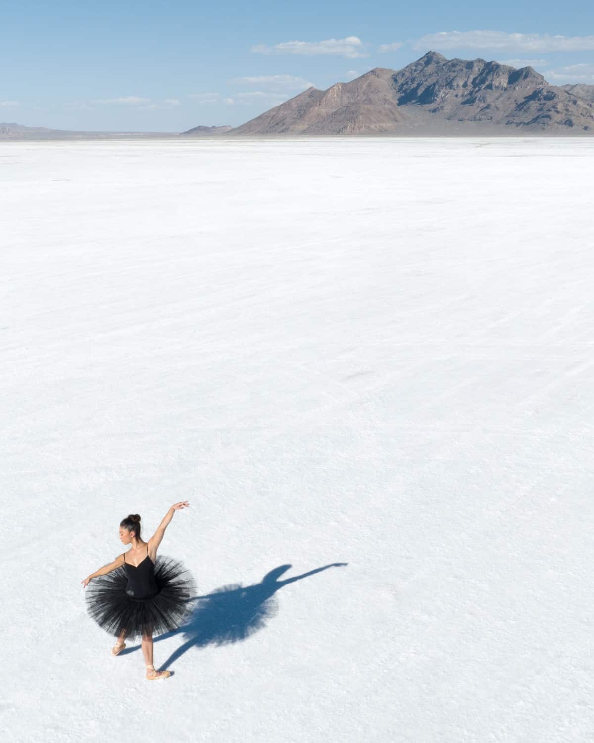Bailarina representa 'Lago dos cisnes' contra o cenário dramático de salinas 15