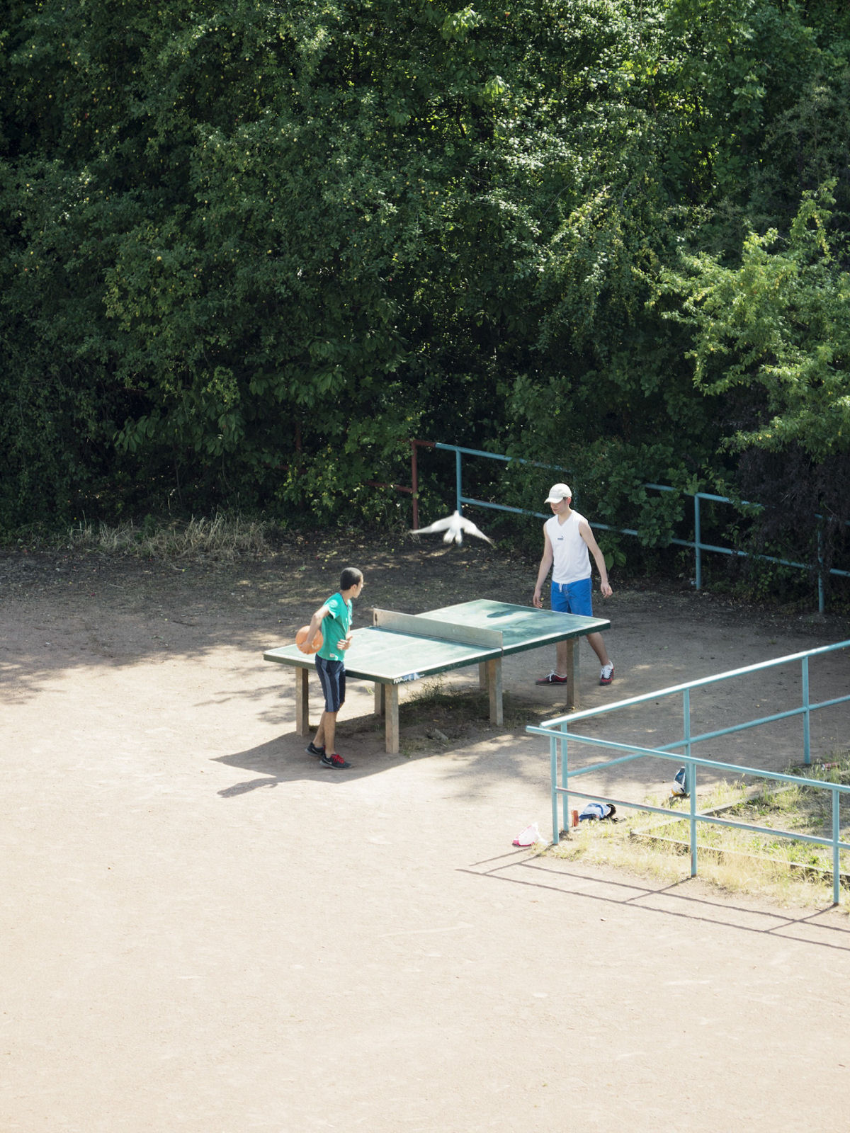 O cotidiano de uma mesa de pingue-pongue na Alemanha utilizada para tudo, menos para jogar pingue-pongue 03