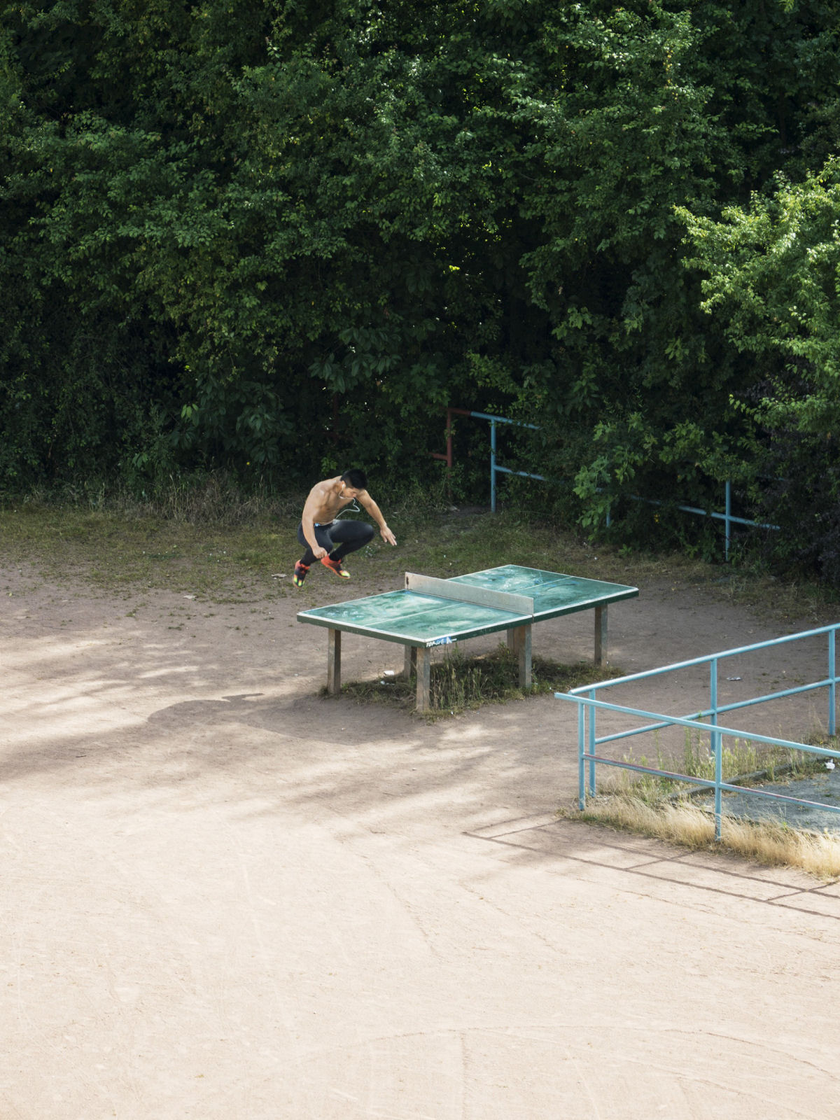 O cotidiano de uma mesa de pingue-pongue na Alemanha utilizada para tudo, menos para jogar pingue-pongue 04