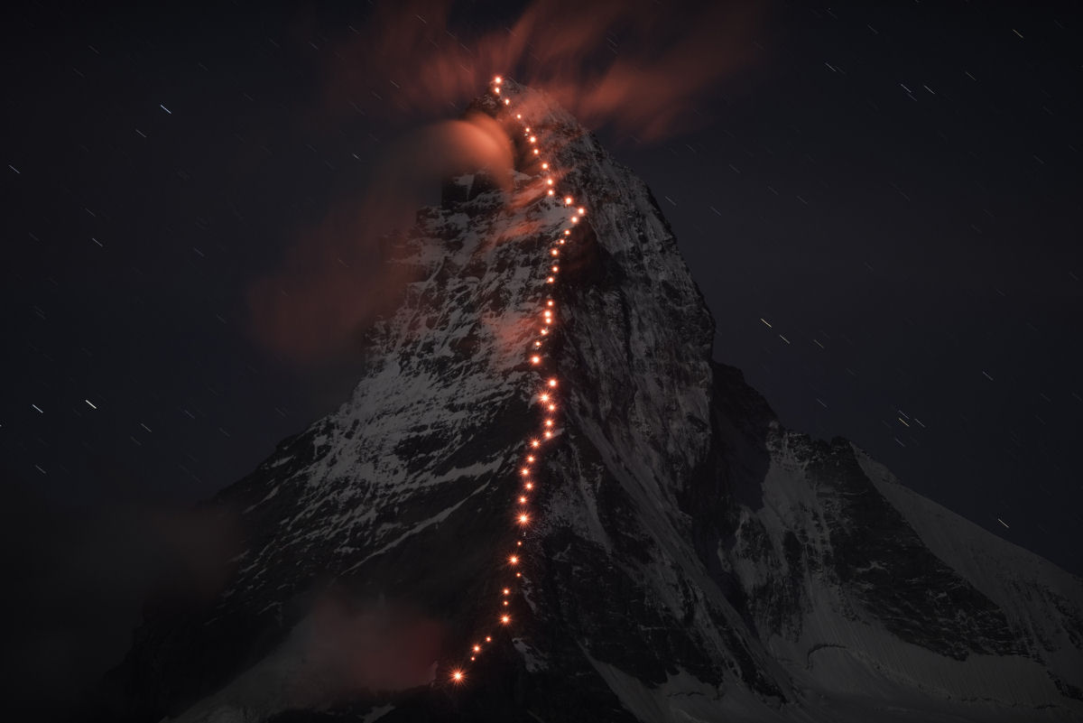 Alpinistas aventureiros escalam os Alpes para fazer uma incrvel sesso de fotos 01