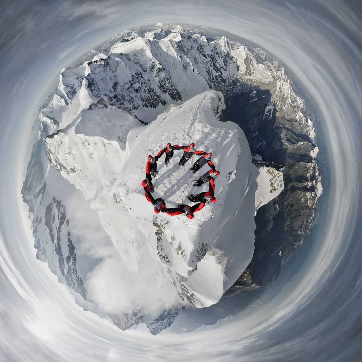 Alpinistas aventureiros escalam os Alpes para fazer uma incrvel sesso de fotos 02