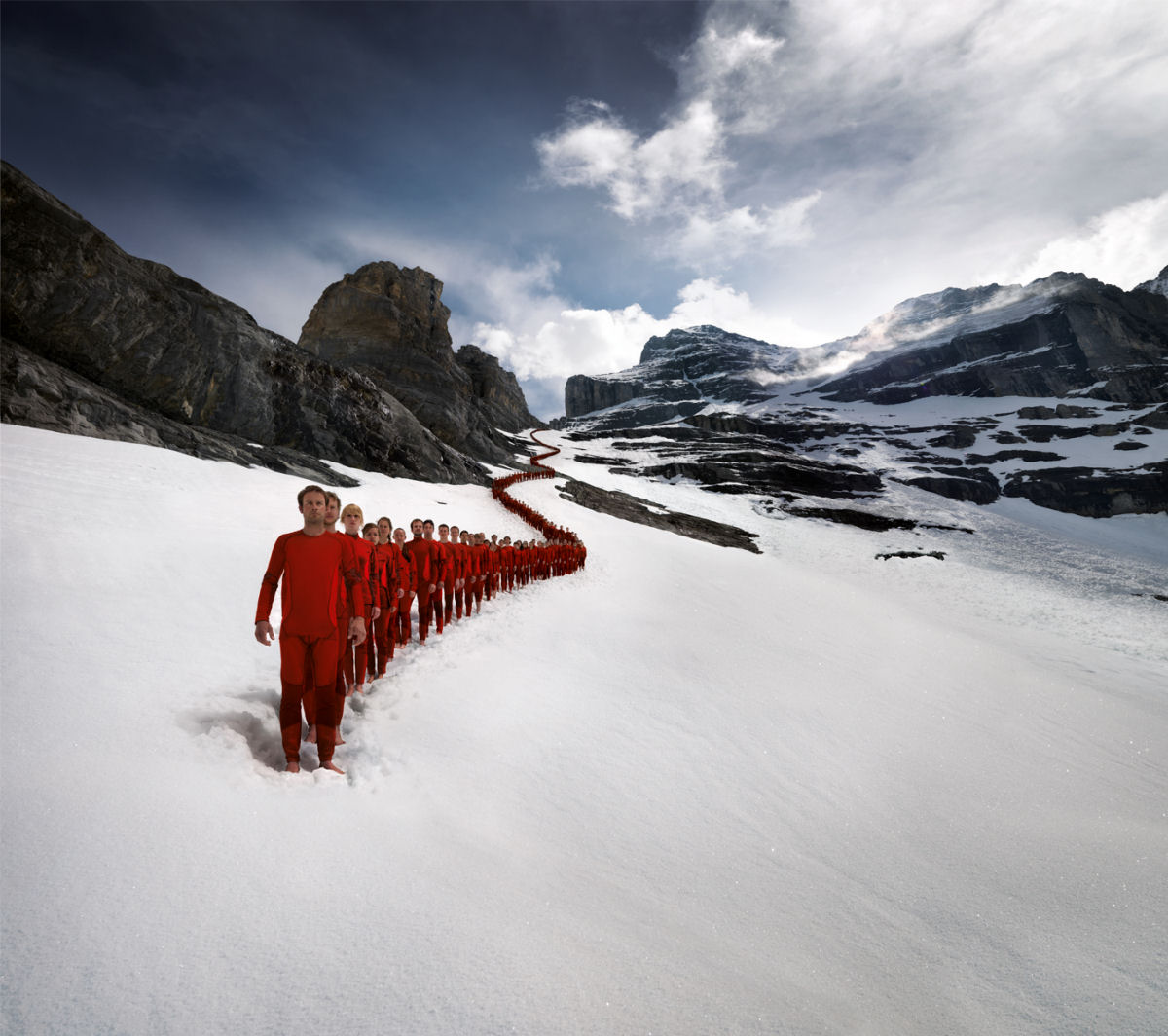 Alpinistas aventureiros escalam os Alpes para fazer uma incrvel sesso de fotos 03
