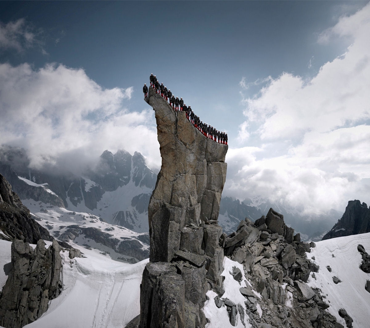 Alpinistas aventureiros escalam os Alpes para fazer uma incrvel sesso de fotos 04