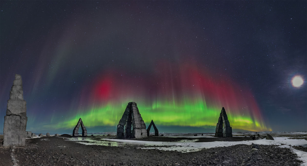 Fotos vívidas seguem a Aurora Boreal no céu noturno da Islândia 03