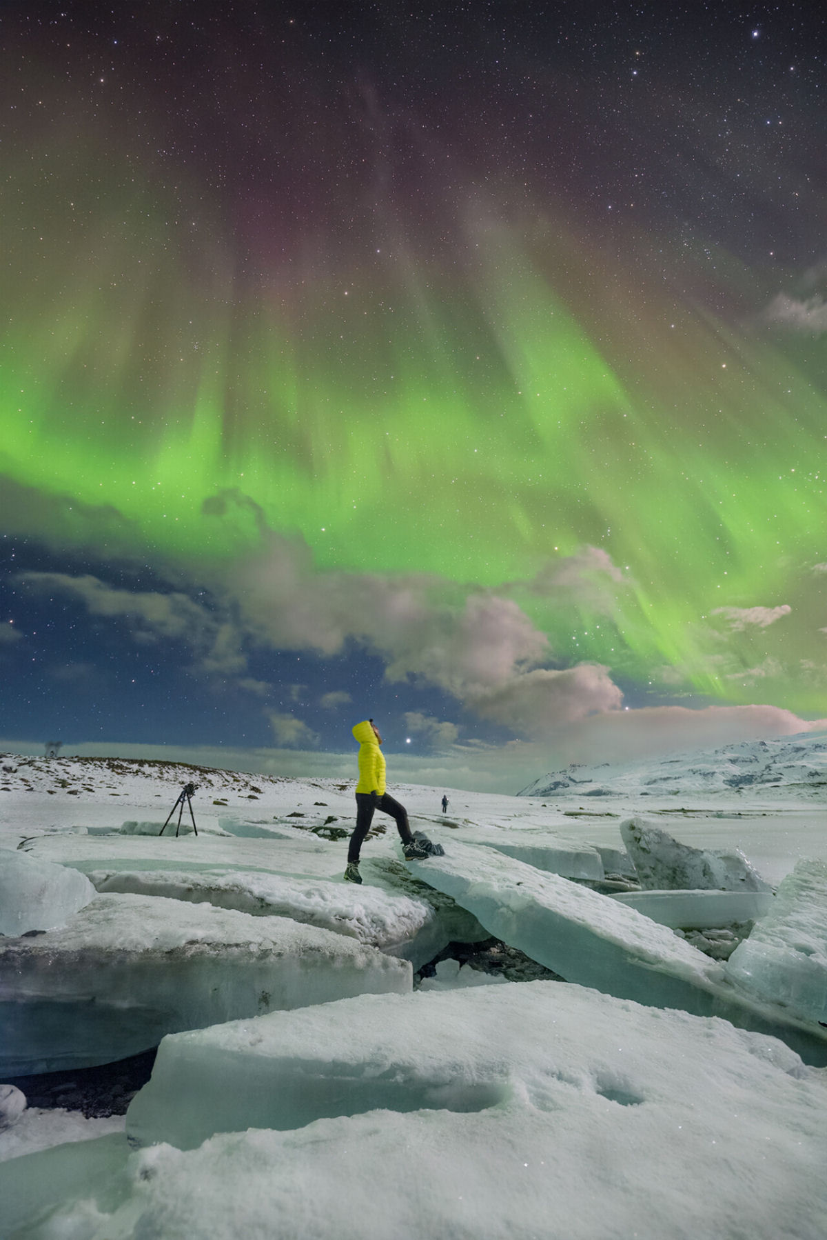 Fotos vívidas seguem a Aurora Boreal no céu noturno da Islândia 04
