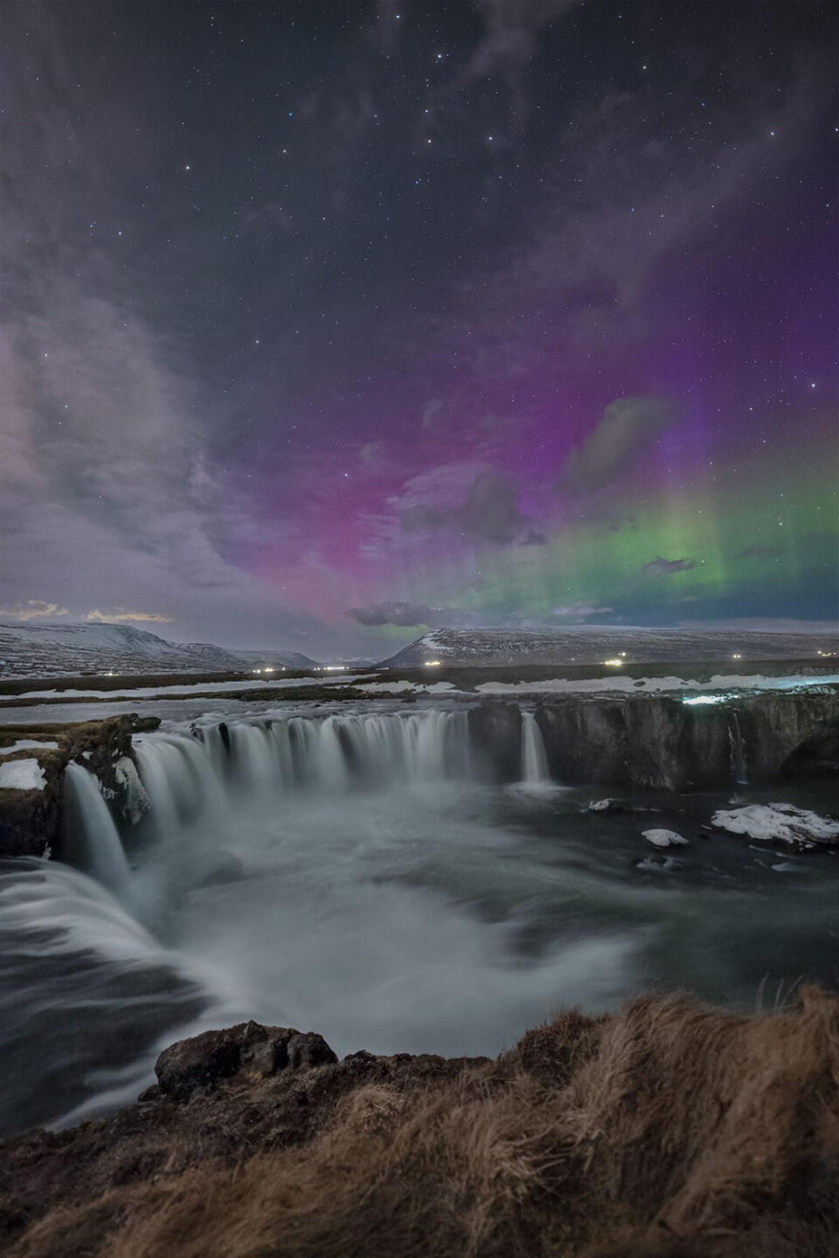 Fotos vívidas seguem a Aurora Boreal no céu noturno da Islândia 05