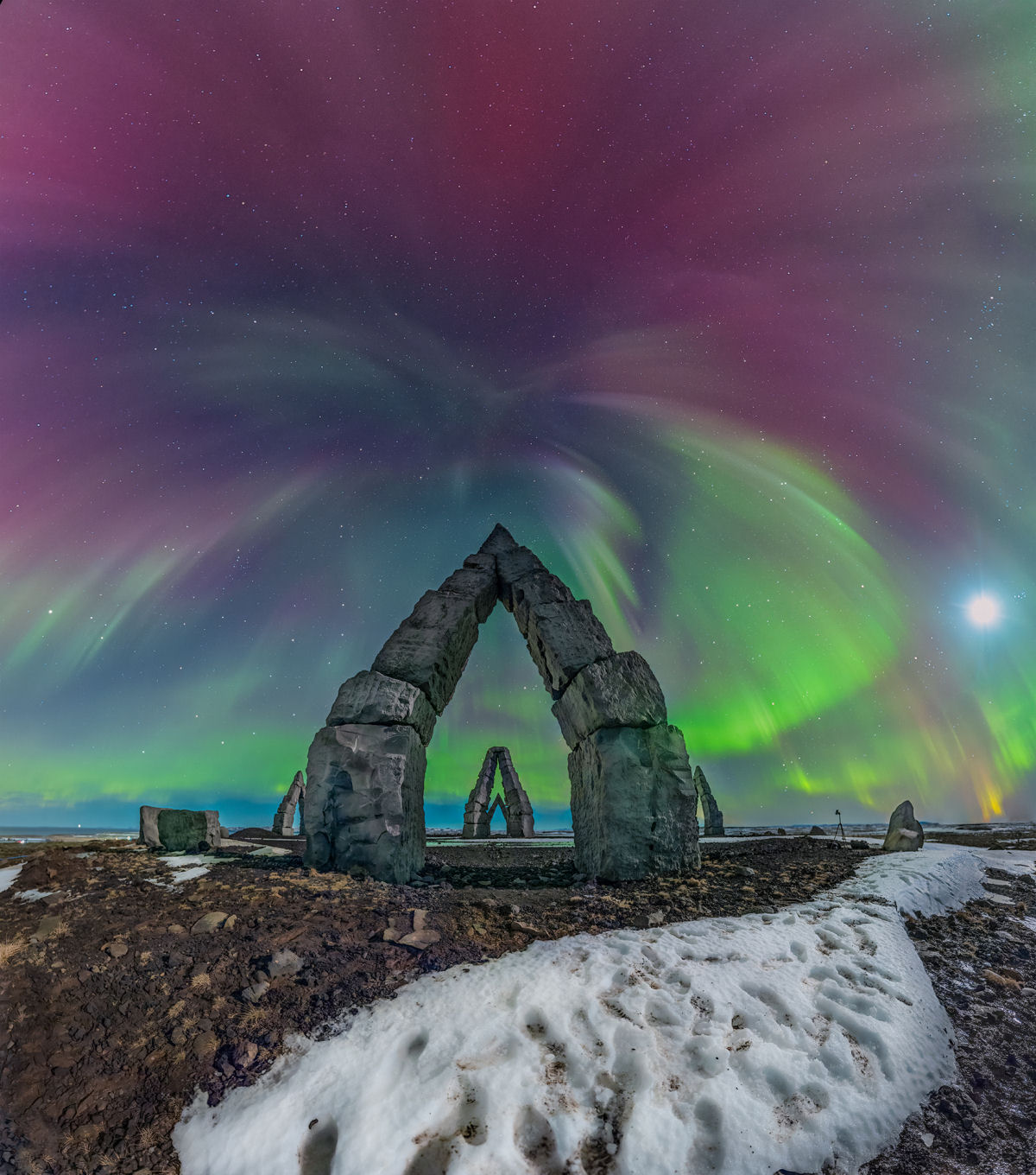 Fotos vívidas seguem a Aurora Boreal no céu noturno da Islândia 06