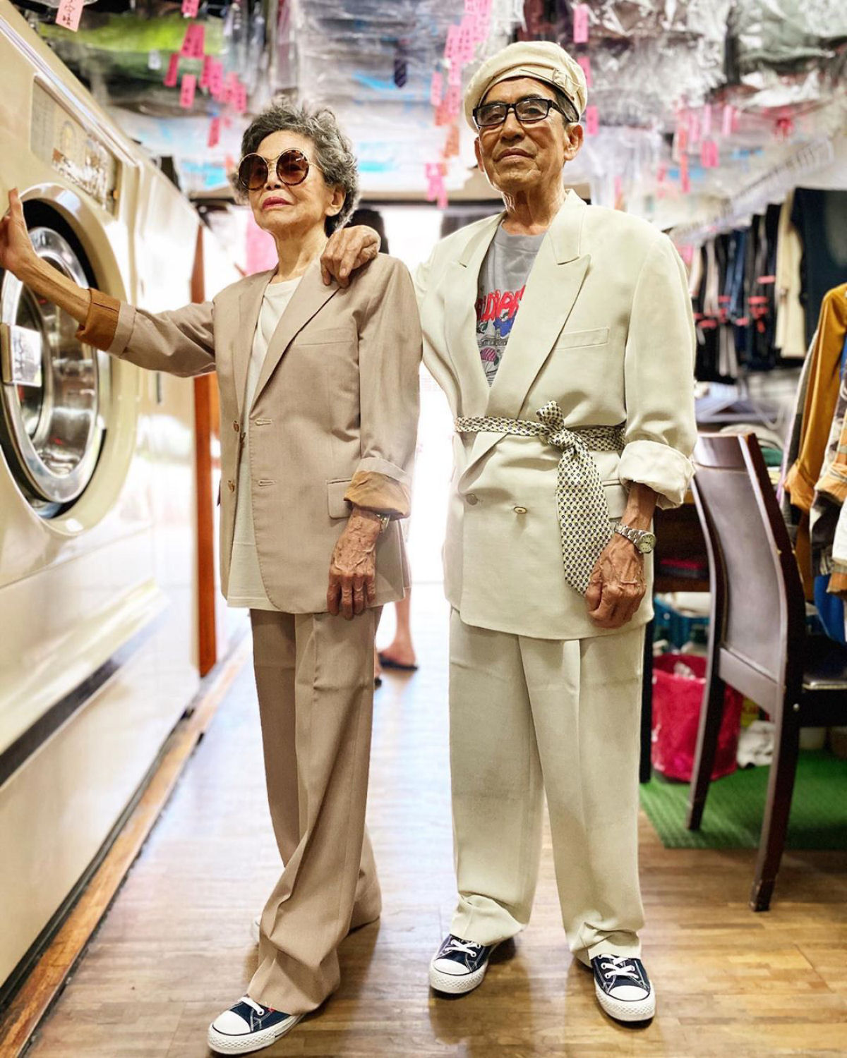 Os avôs que viralizaram no Instagram modelam as roupas que ninguém reclama em sua lavanderia 01