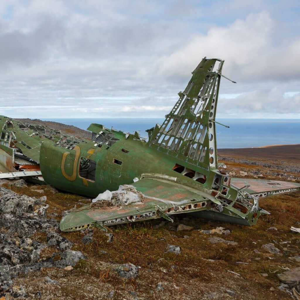Fotógrafo explora cemitério de baleias e DC-3 soviético acidentado entre mundos