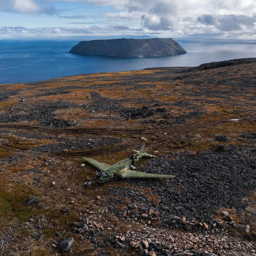 Fotógrafo explora cemitério de baleias e DC-3 soviético acidentado entre mundos