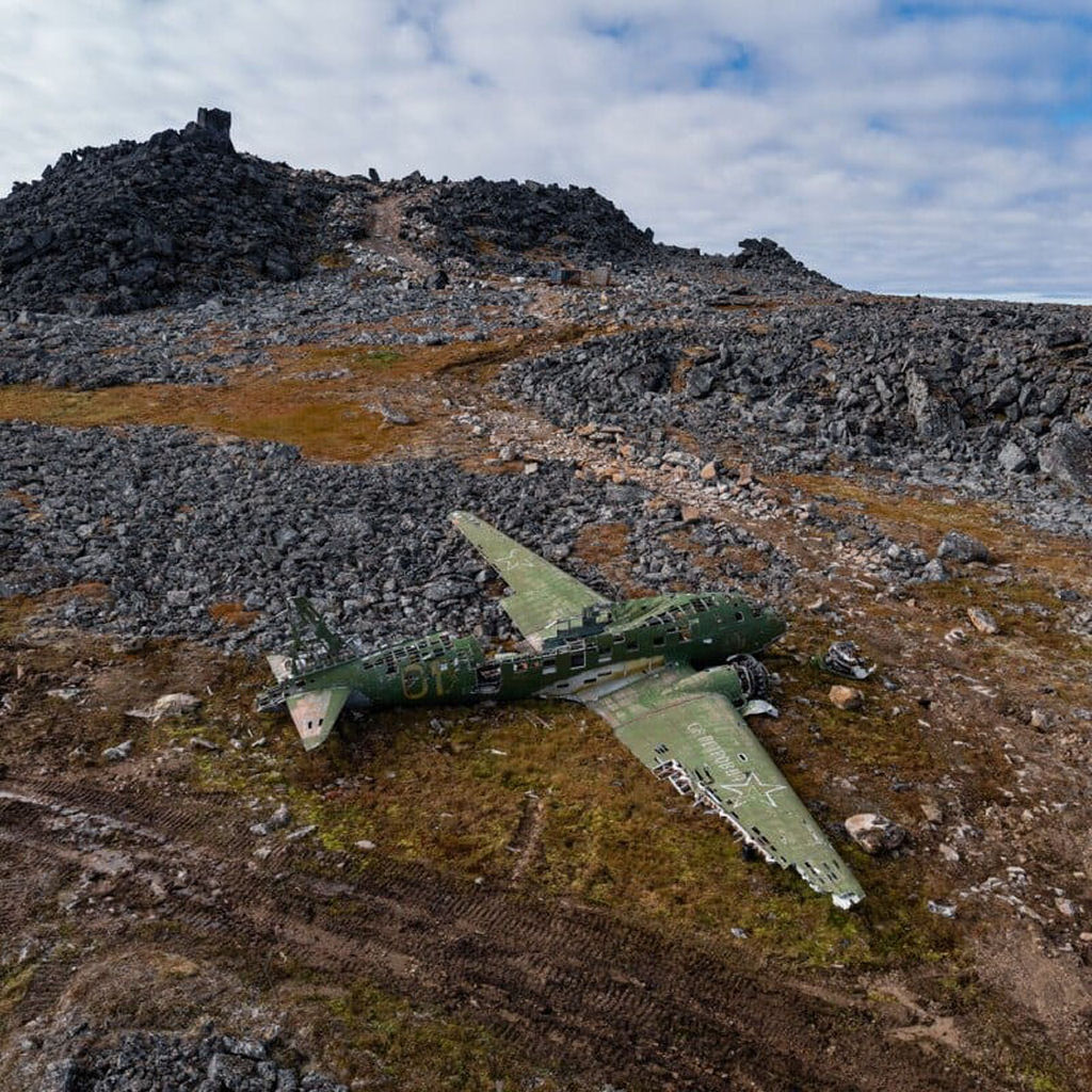 Fotógrafo explora cemitério de baleias e DC-3 soviético acidentado entre mundos