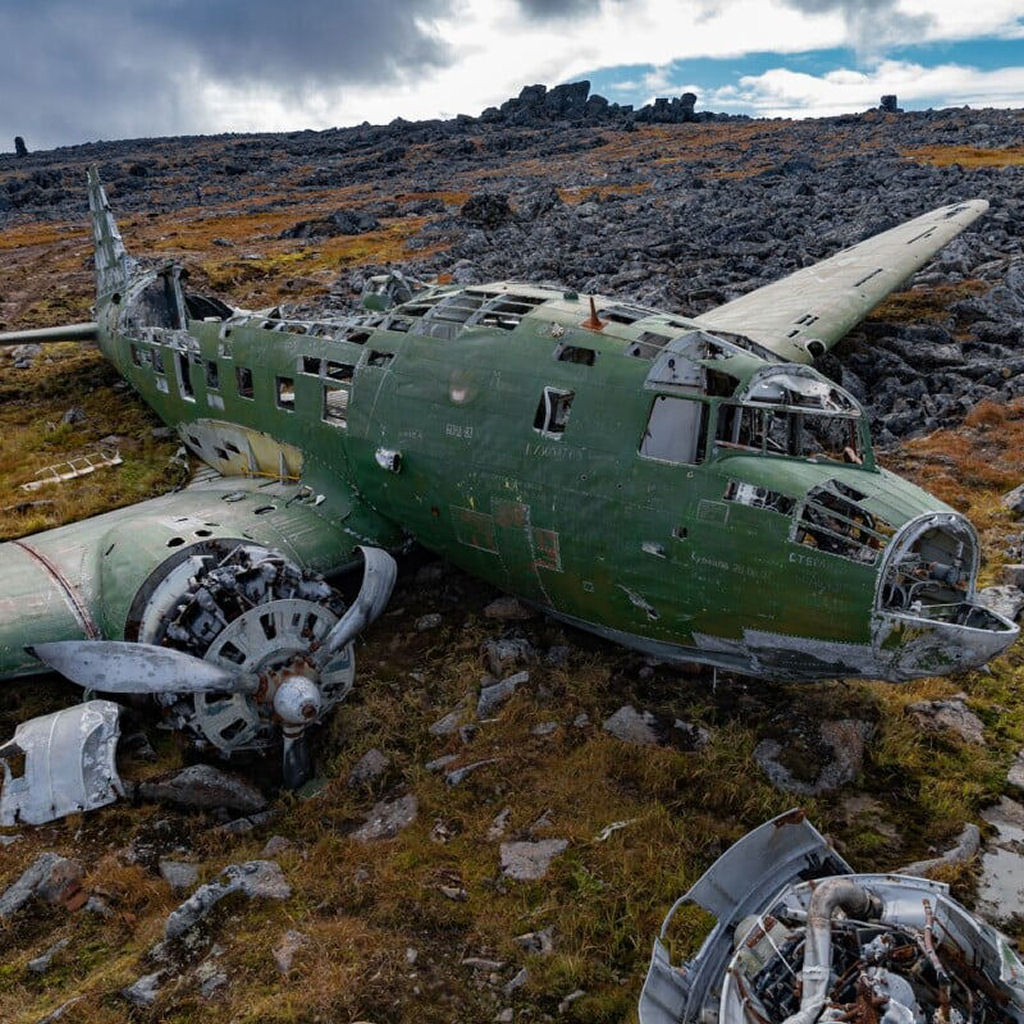 Fotógrafo explora cemitério de baleias e DC-3 soviético acidentado entre mundos