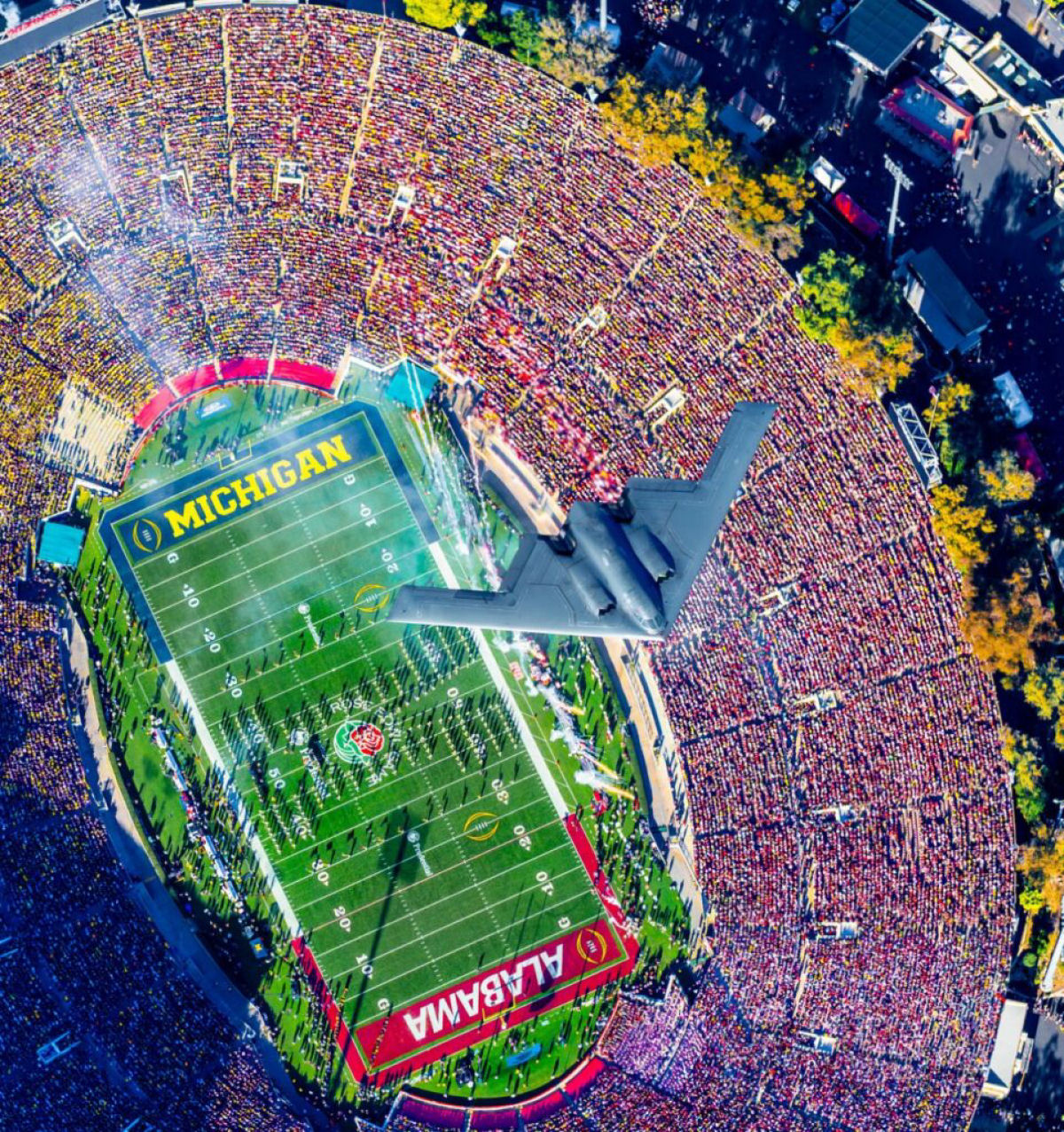 Fotógrafo aéreo espera três anos pela foto épica de um jato voando sobre o Rose Bowl