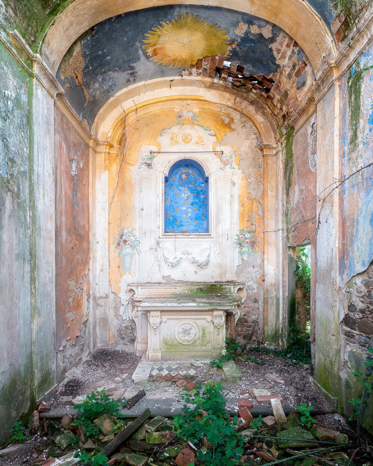 Fotógrafo captura o declínio de igrejas abandonadas na Itália 03