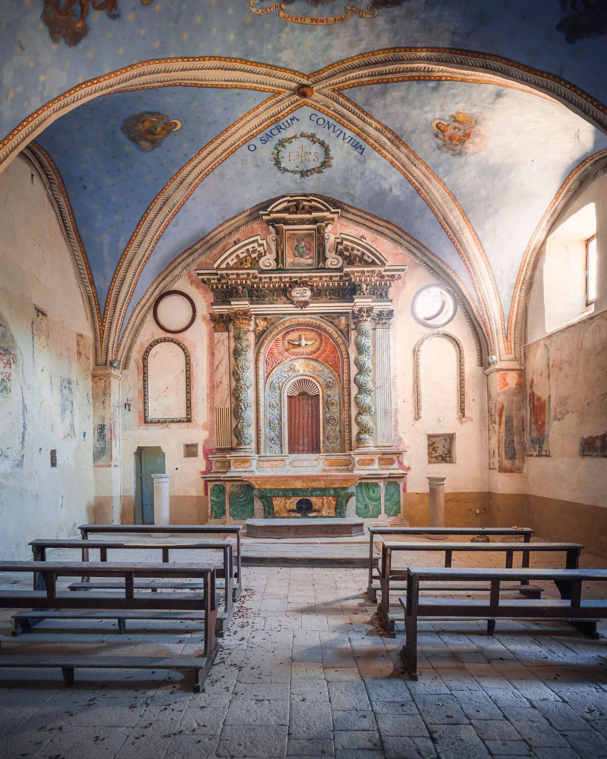 Fotógrafo captura o declínio de igrejas abandonadas na Itália 04