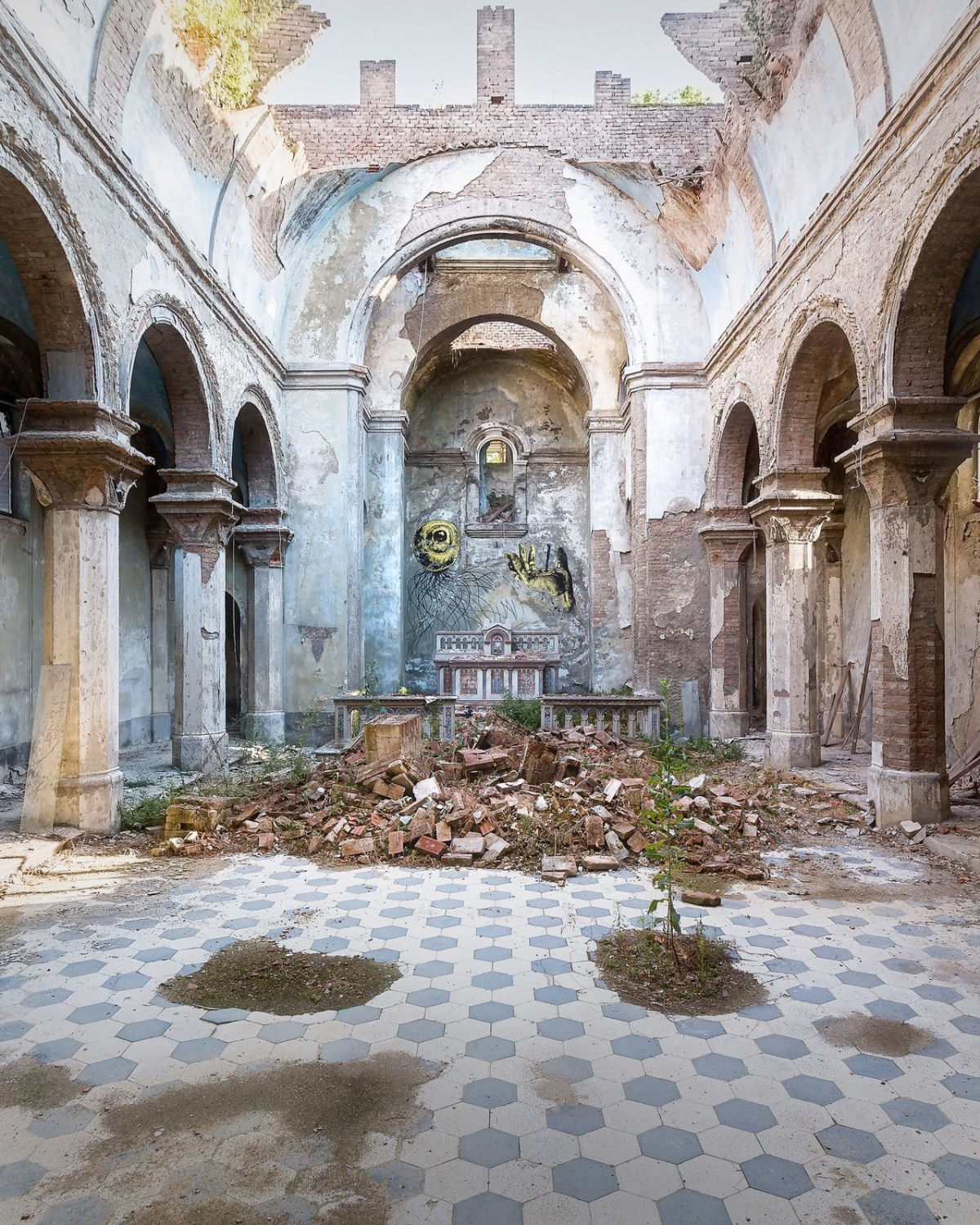 Fotógrafo captura o declínio de igrejas abandonadas na Itália 07