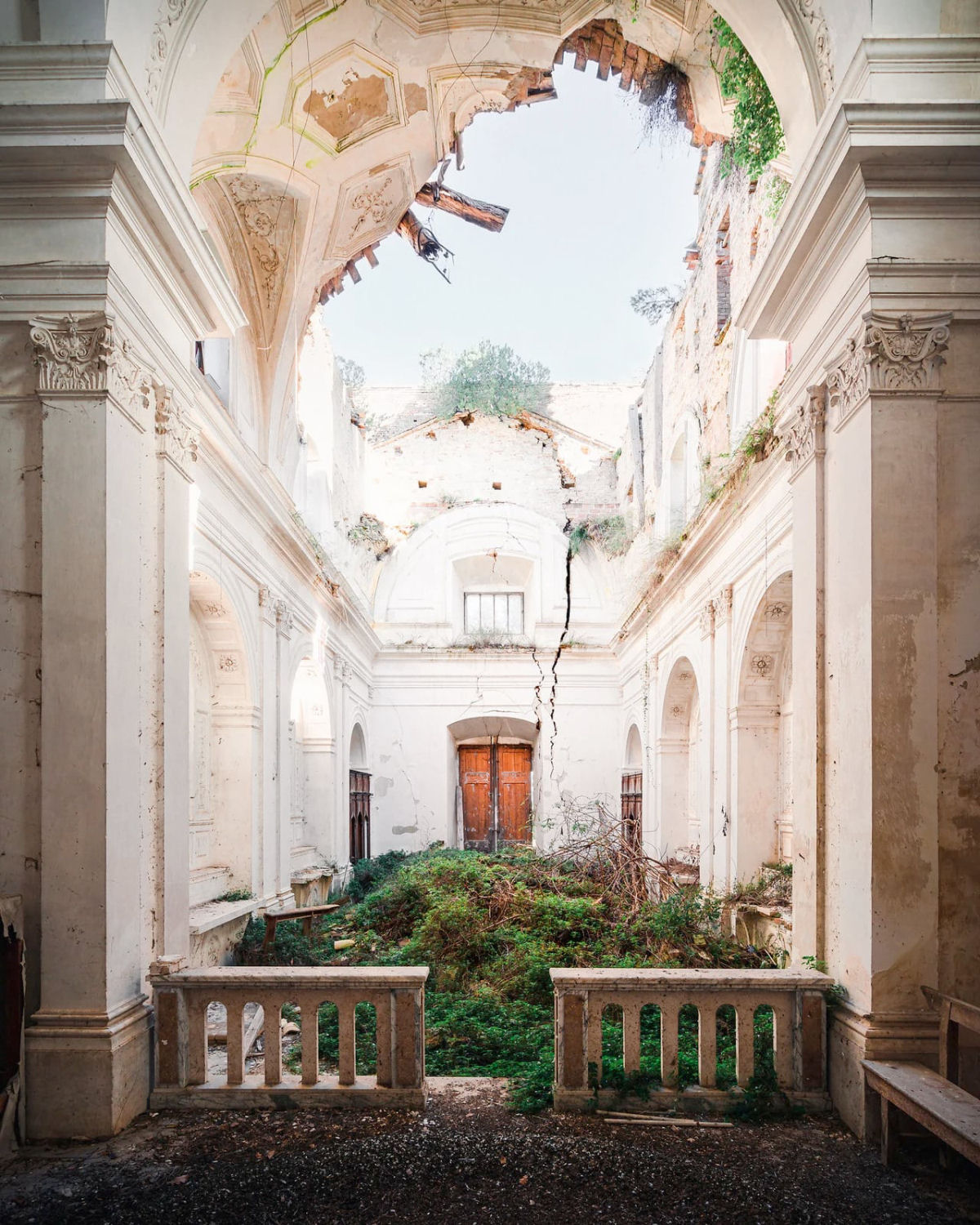 Fotógrafo captura o declínio de igrejas abandonadas na Itália 10
