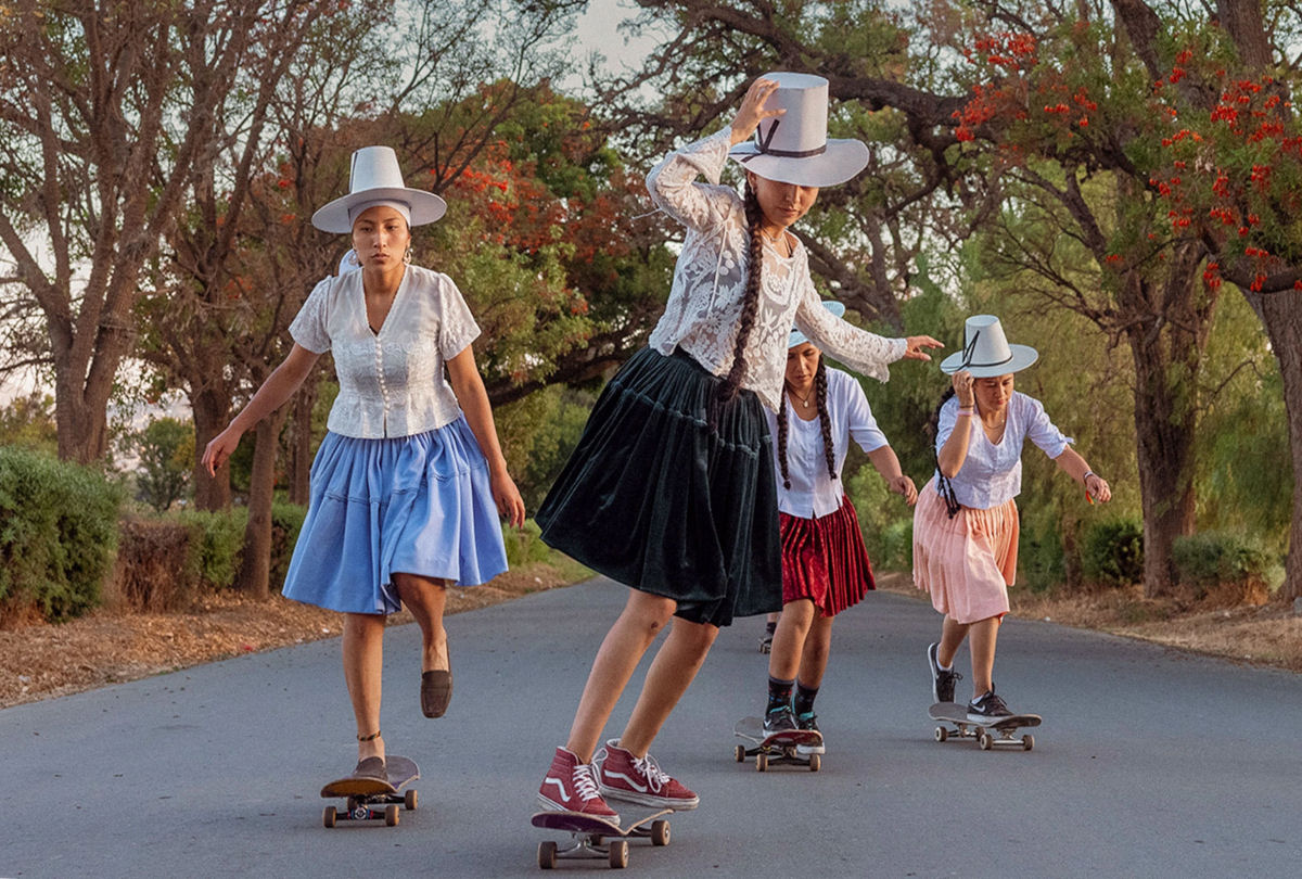 Cholitas Skatistas: as nativas bolivianas que andam de skate em trajes tradicionais 01