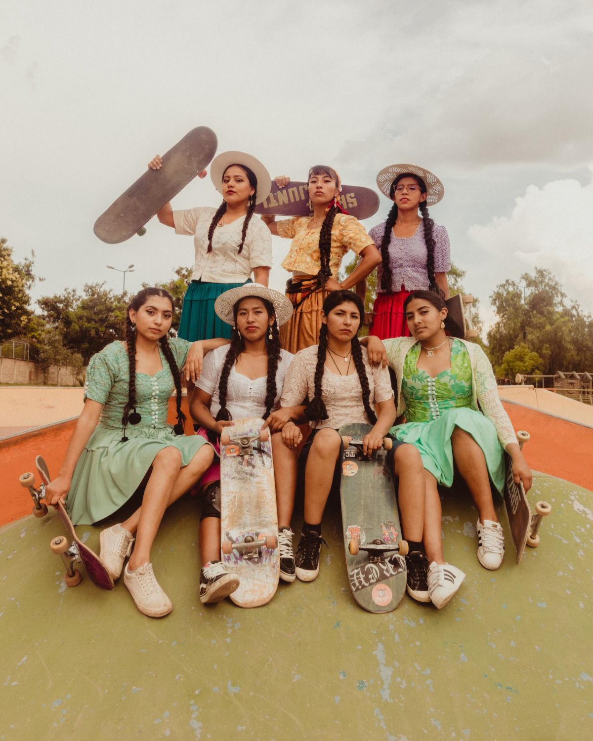Cholitas Skatistas: as nativas bolivianas que andam de skate em trajes tradicionais 03