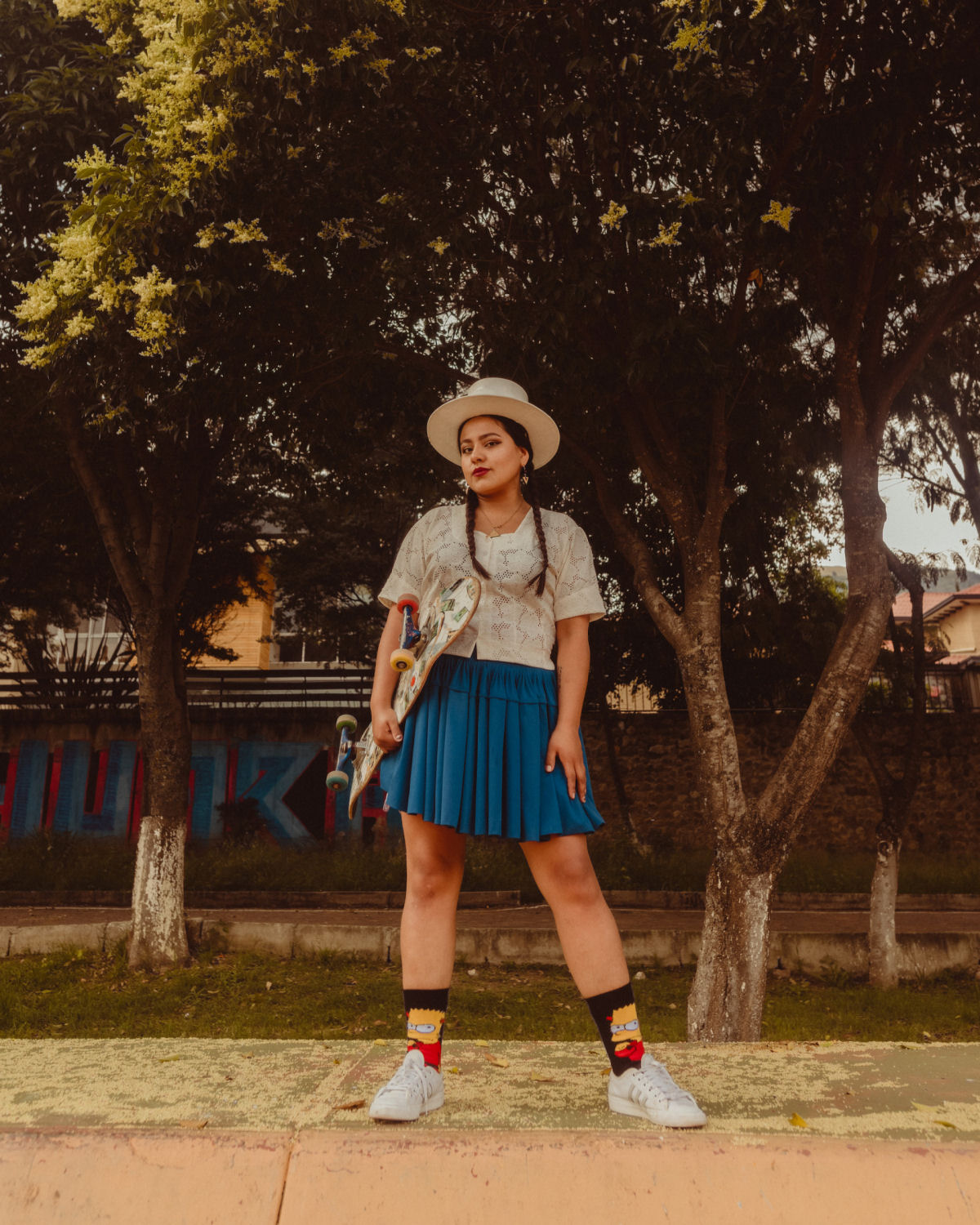 Cholitas Skatistas: as nativas bolivianas que andam de skate em trajes tradicionais 07