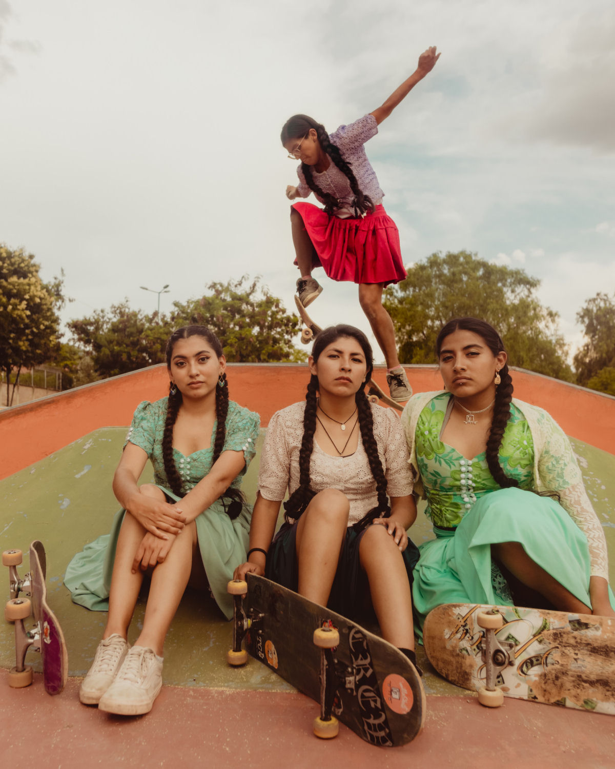 Cholitas Skatistas: as nativas bolivianas que andam de skate em trajes tradicionais 08