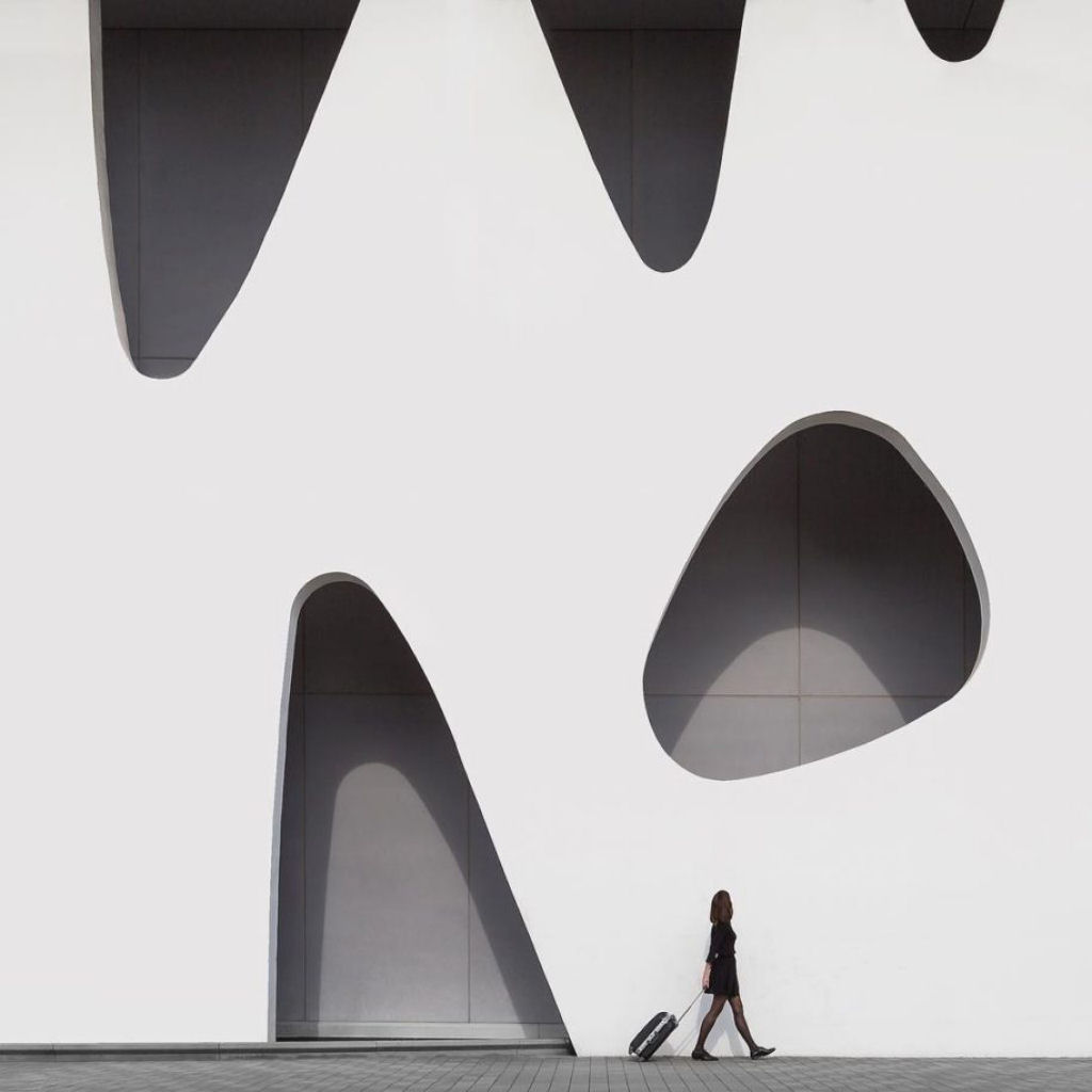 As criativas fotos de um casal que viaja o mundo brincado com a arquitetura 16